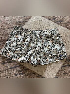 Patagonia Barely Baggies Shorts Women’s XL Floral Daisy Print